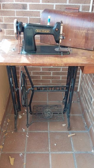 Máquina de coser Wertheim antigua