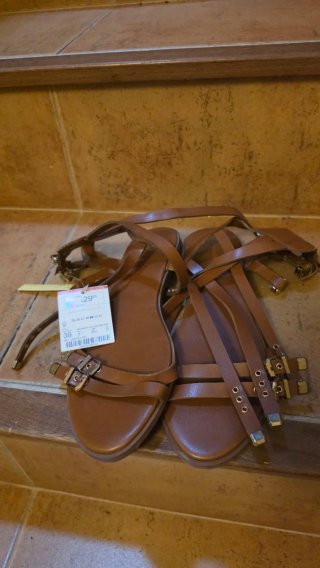 Sandalias Marrones con Tiras y Hebillas
