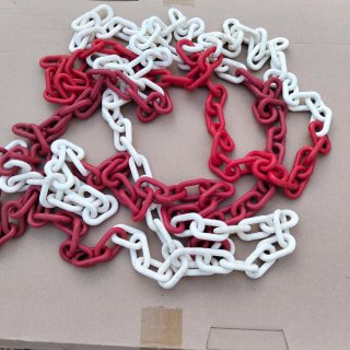 Catena in plastica rossa e bianca