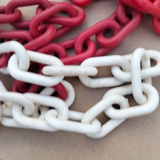 Catena in plastica rossa e bianca