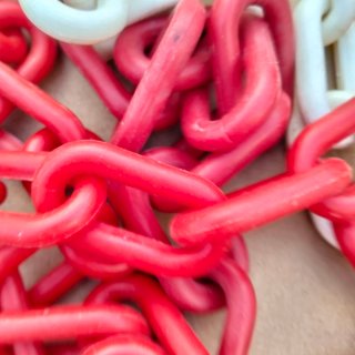 Catena in plastica rossa e bianca