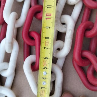 Catena in plastica rossa e bianca