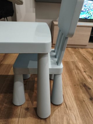 Mesa y 2 sillas infantiles de plástico
