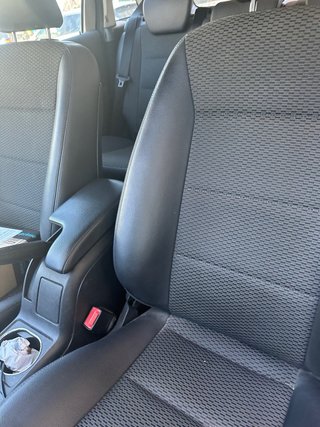 Coche familiar gris