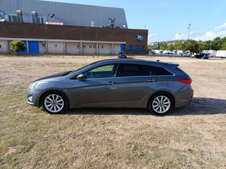 Coche familiar gris