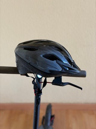 Patinete Xiaomi con casco