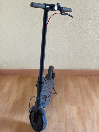 Patinete Xiaomi con casco