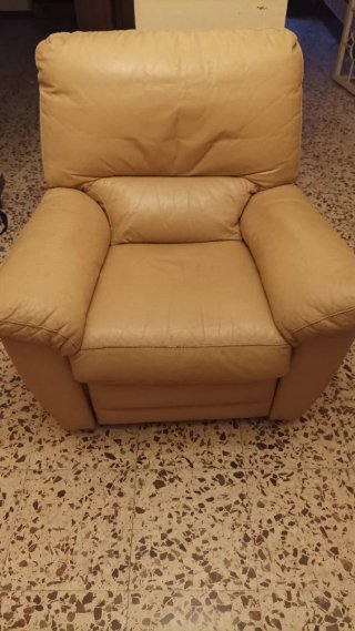 Sillón reclinable de piel beige