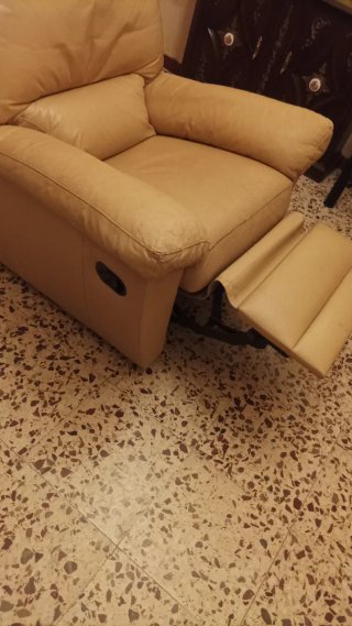 Sillón reclinable de piel beige