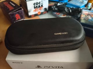 PS Vita con caja original 10 juegos ,más funda