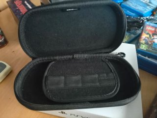 PS Vita con caja original 10 juegos ,más funda