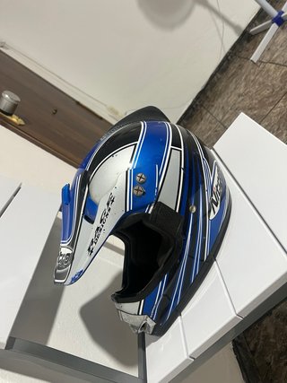 Casco de moto azul y plateado