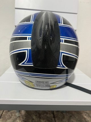 Casco de moto azul y plateado