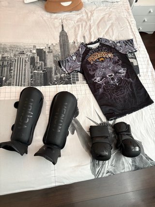 Conjunto camiseta, guantes y espinilleras