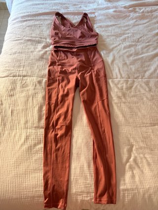 Conjunto deportivo top y leggings color teja