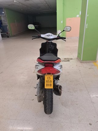 Yamaha Jog RR Scooter Roja y Blanca