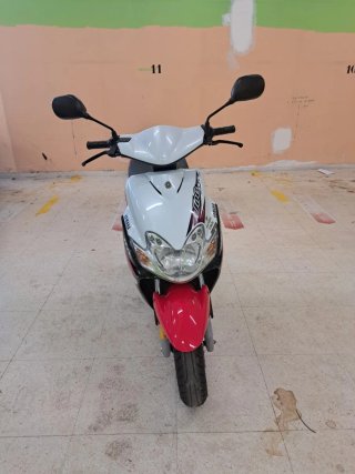 Yamaha Jog RR Scooter Roja y Blanca