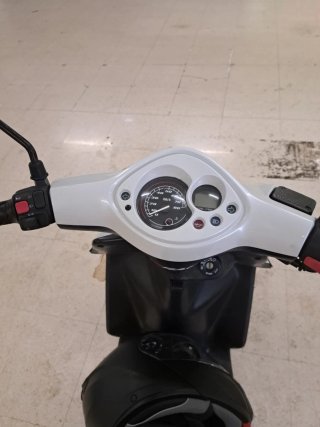Yamaha Jog RR Scooter Roja y Blanca