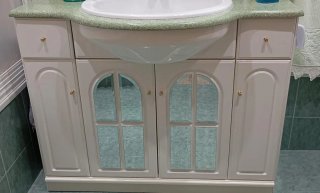 Mueble de baño con espejo, lavabo y grifo