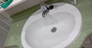 Mueble de baño con espejo, lavabo y grifo