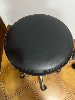 Taburete giratorio de cuero negro hidráulico