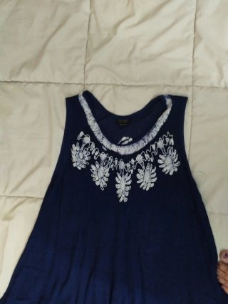 Vestido de verano azul con palmeras