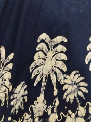 Vestido de verano azul con palmeras