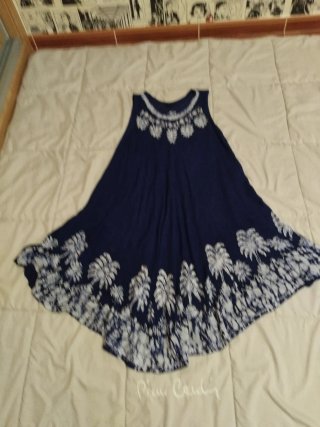 Vestido de verano azul con palmeras