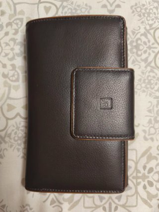 Cartera de piel. Con etiquetas. Grande.