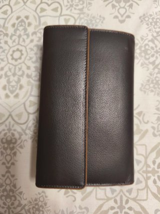 Cartera de piel. Con etiquetas. Grande.