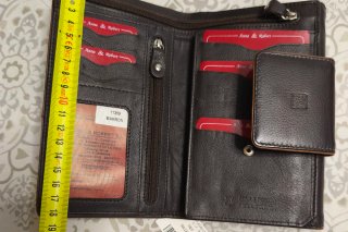 Cartera de piel. Con etiquetas. Grande.