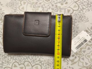 Cartera de piel. Con etiquetas. Grande.