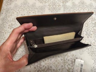 Cartera de piel. Con etiquetas. Grande.