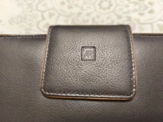 Cartera de piel. Con etiquetas. Grande.