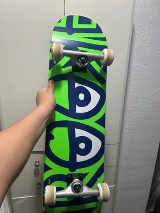 Skate completo con diseño llamativo