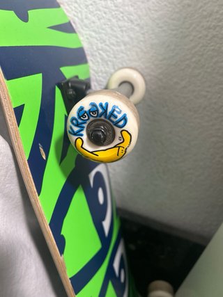 Skate completo con diseño llamativo