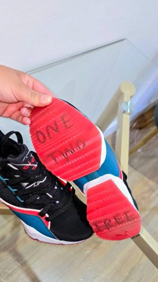 Zapatos Puma Negros y Rojos