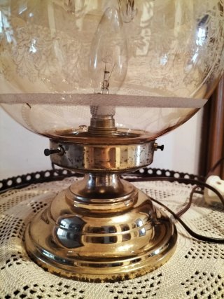 Lampada da tavolo vintage in vetro e metallo