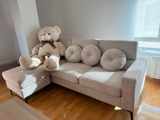 Sofá moderno beige y marrón.