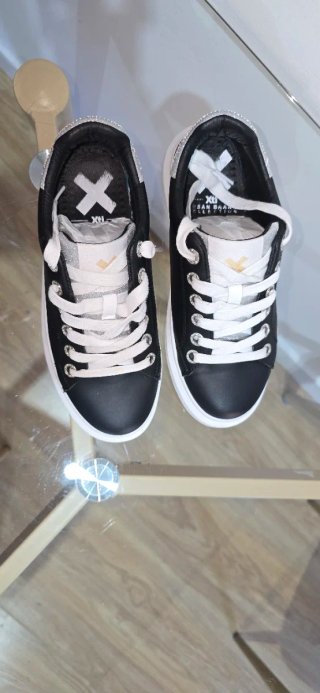 Zapatos negros y plateados casuales