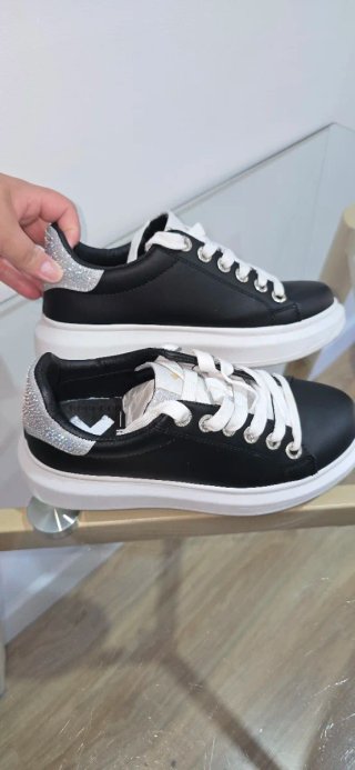Zapatos negros y plateados casuales