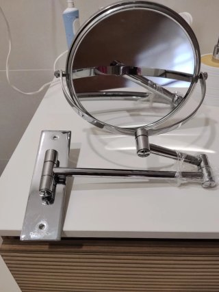 Espejo de aumento extensible para baño.