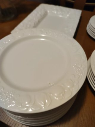 Vajilla blanca con frutas en relieve