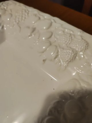 Vajilla blanca con frutas en relieve