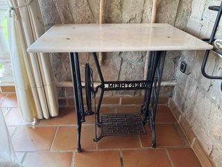 Mesa de máquina de coser antigua Wertheim