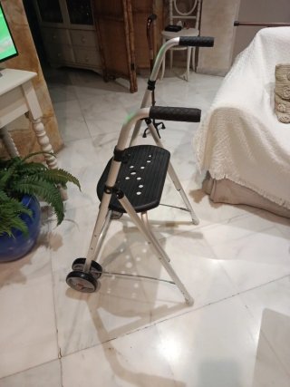 Andador con asiento y ruedas (ancho 48 Alto 94
