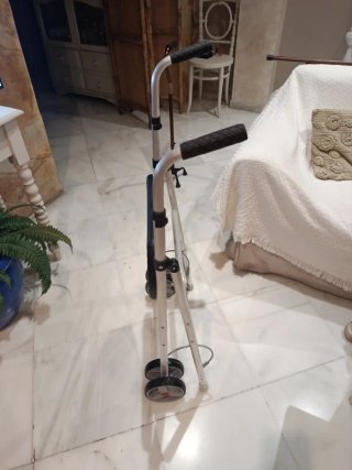 Andador con asiento y ruedas (ancho 48 Alto 94