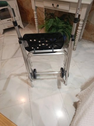 Andador con asiento y ruedas (ancho 48 Alto 94