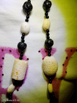 Collar de roca volcánica negro y crema