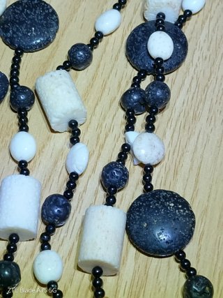 Collar de roca volcánica negro y crema